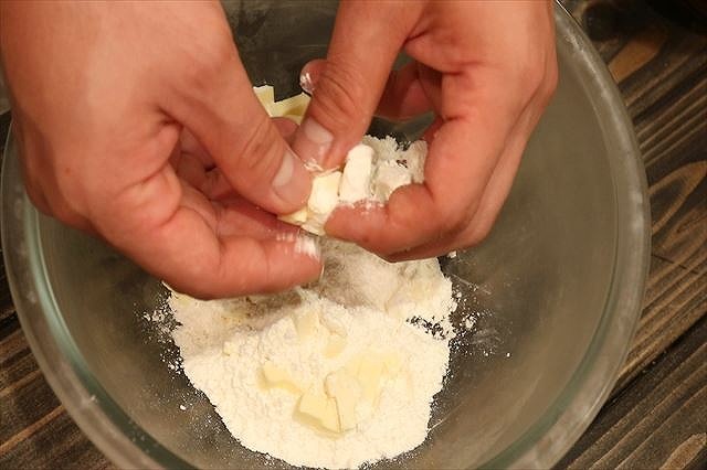 バターに薄力粉を絡める