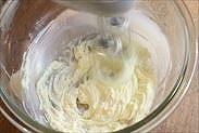 バタークリームを泡立てる