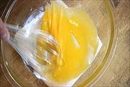 卵黄にグラニュー糖を加えて泡立てる