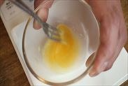 卵と塩を混ぜ合わせる