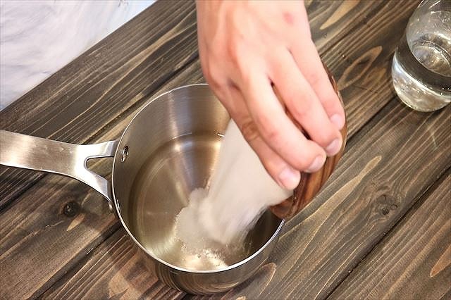 手鍋に水とグラニュー糖を入れる
