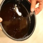 型に流し入れるカラメル完成
