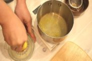 レモンの果汁を絞る