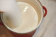 鍋に牛乳とグラニュ―糖を入れる