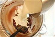 沸騰した生クリームをチョコレートに加える