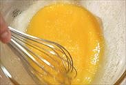 卵とグラニュ―糖を混ぜる
