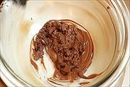 チョコレートを湯煎にあてて半分程度溶かす
