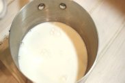 手鍋に牛乳とバニラオイルを計量する