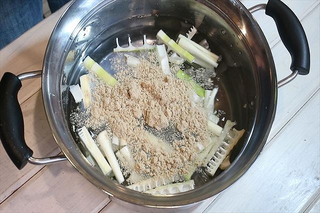 鍋に水と麻竹（まちく）と米ぬかをいれる