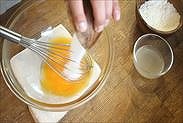卵黄にグラニュー糖を加える