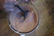 チョコレートクリームの原液をゴムベラで混ぜ合わせる