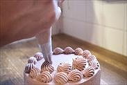 チョコレートクリームを絞る