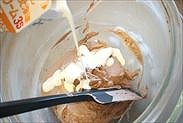 固くなったチョコレートクリームに生クリームを加える