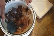 チョコレートを湯煎で溶かす