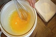 卵を湯煎で温める