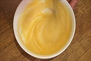 バター以外の材料を混ぜ合わせアーモンドクリームを作る