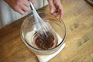 チョコと生クリームをホイッパーで混ぜ合わせる