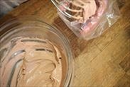 チョコレートクリームを絞り袋に入れる