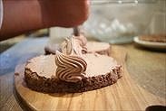 チョコレートクリームを絞る