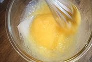 卵にグラニュー糖を加え混ぜ合わせる