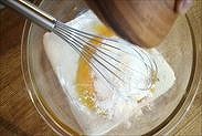 卵黄にグラニュー糖とコーンスターチを加える