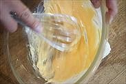 卵黄を泡立てる