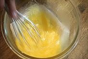 卵、グラニュー糖、ハチミツを混ぜ合わせる