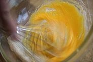 卵黄を泡立てる