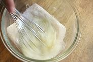 卵白にグラニュ―糖とハチミツを混ぜ合わせる