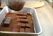 生チョコに純ココアパウダーをふるいかける