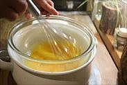 卵黄を湯煎にあてて温める